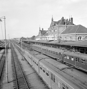 154840 Gezicht op het N.S.-station Geldermalsen te Geldermalsen met een electrisch treinstel mat. 1946 en het ...